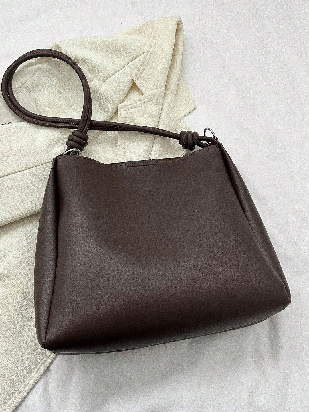 Bolso tote con detalle de pliegue